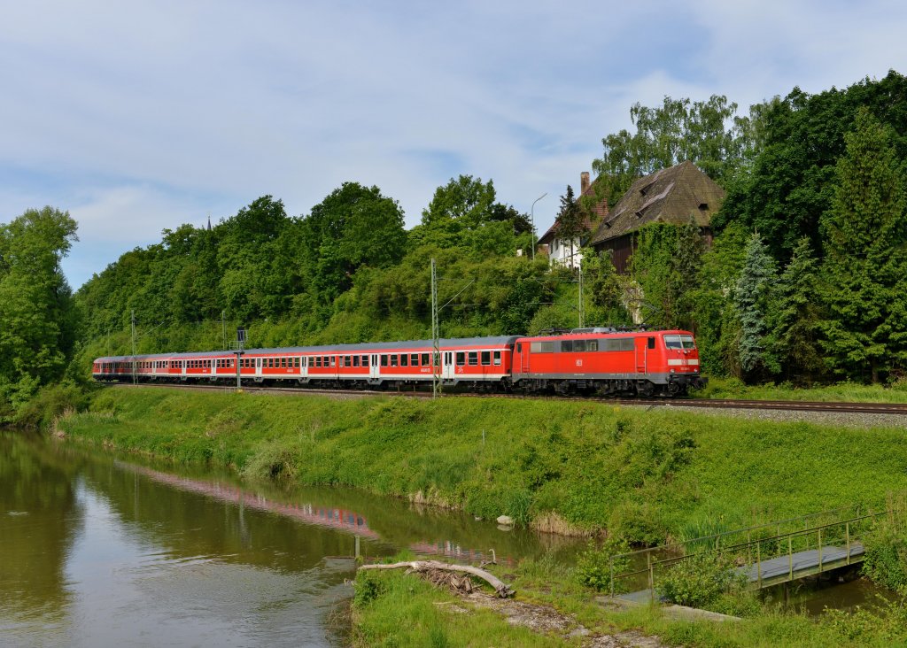 111 148 mit einem RE am 28.05.2013 bei Moosburg.