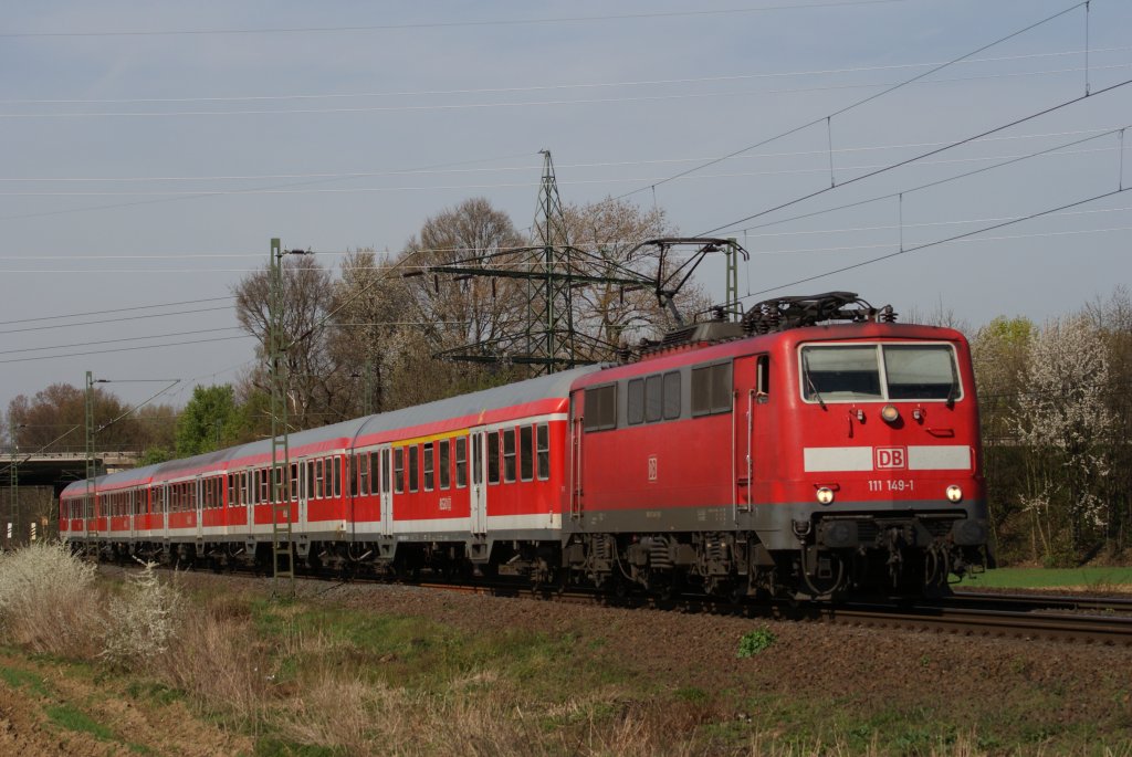 111 149-1 mit dem RE 7 von Krefeld nach K�ln in Neuss-Wei�enberg am 03.04.2011