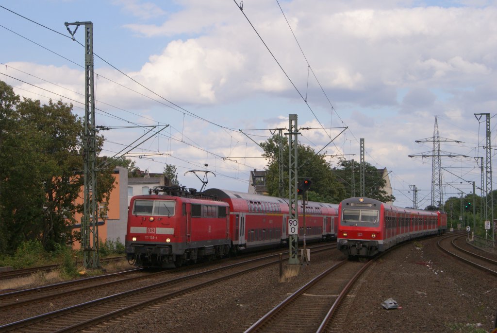 111 149-1 mit einem RE 4 nach Aachen und ein S68 Leerpark am 08.07.2011 in Dsseldorf-Flingern