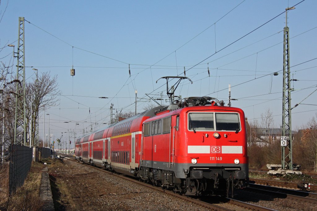 111 149 zog am 10.2.13 einen RE7 nach Rheine durch Nievenheim.