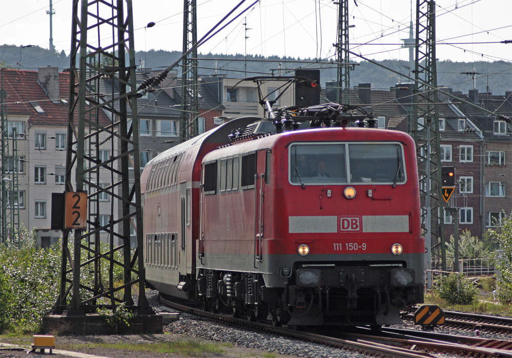111 150-9 mit der RE10420 aus Dortmund bei der Einfahrt in die Endstation Aachen Hbf, Gre an den Lokfhrer, 11.9.10