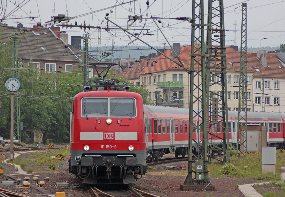 111 150-9 mit der RE4 (11592) aus Dsseldorf bei der Einfahrt in den Endbahnhof Aachen Hbf, 1.6.10
