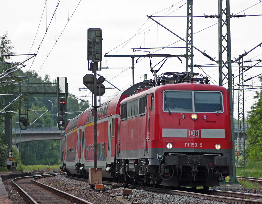 111 150-9 mit der RE9 (4871) aus Aachen nach Gieen bei der Ausfahrt in Stolberg (Rheinl.) Hbf, 13.6.10