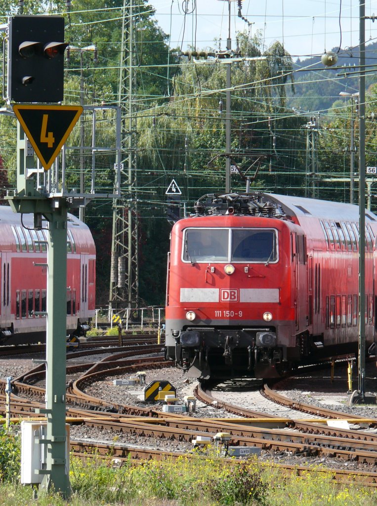 111 150-9 steht mit seinen Dostowagen in der Abstellgruppe im Hbf Aachen. Aufgenommen am 25/09/2010 vom Bahnsteig 7.