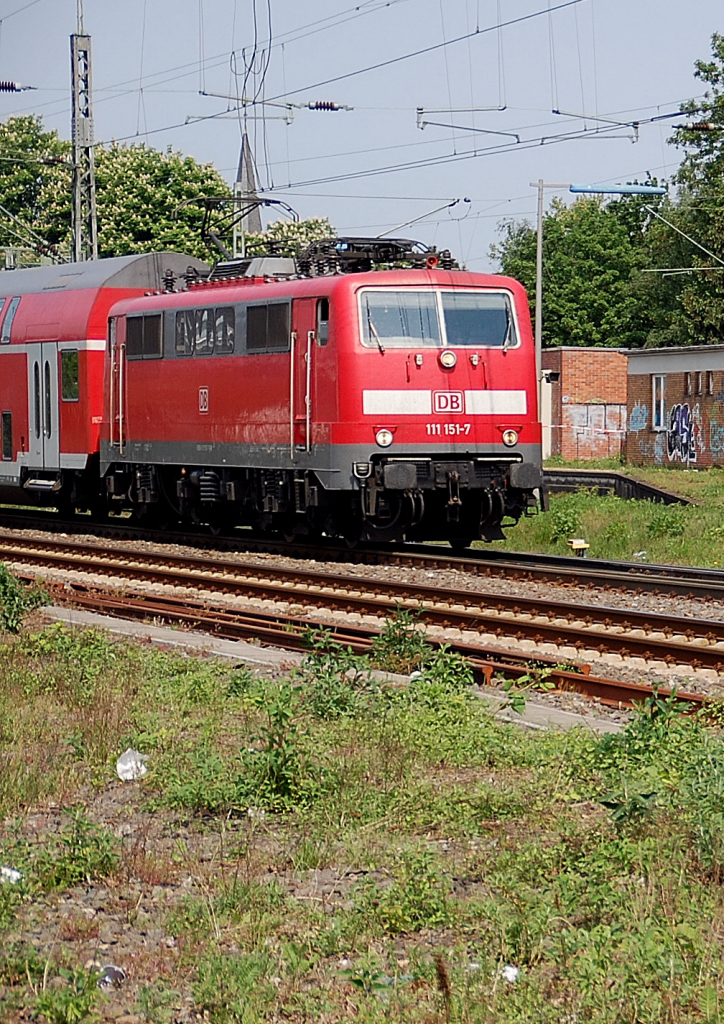 111 151-7 verlsst Rheydt mit Versptung in Richtung Erkelenz.....wegen einer Baustelle ist der Verkehr behindert.30.4.2011