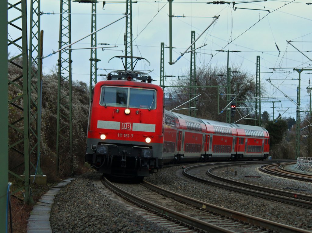 111 151-7 zieht am 15.12.2012 RE4 auf der KBS 485 durch den letzten Bogen vor Aachen West.
