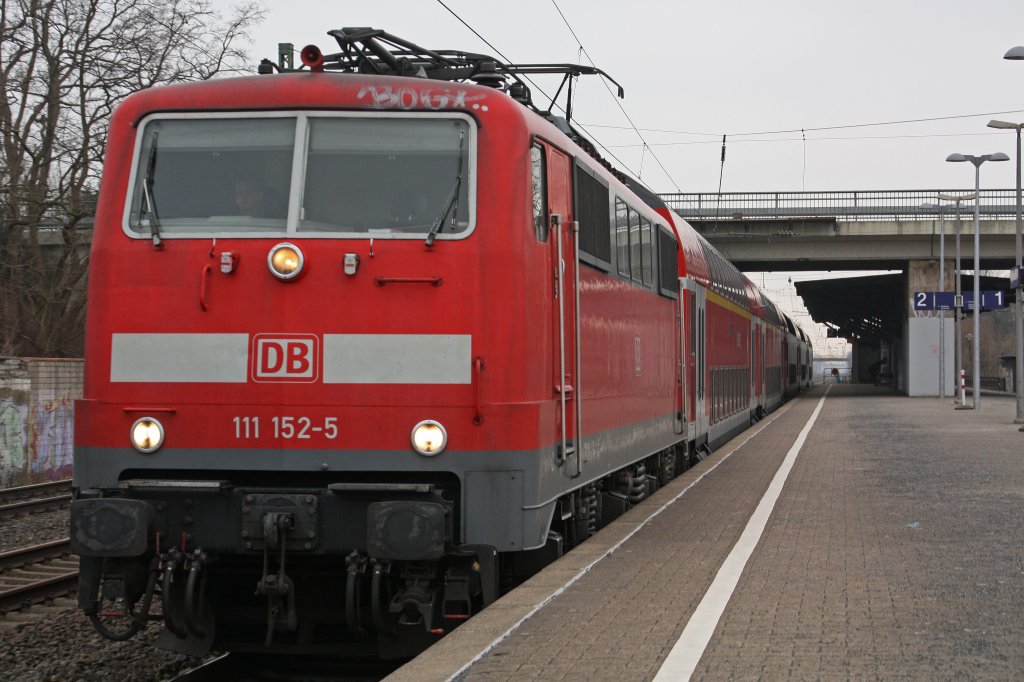111 152-5 am 5.3.11 mit einem RE bei der Durchfahrt durch Dsseldorf-Angermund.
