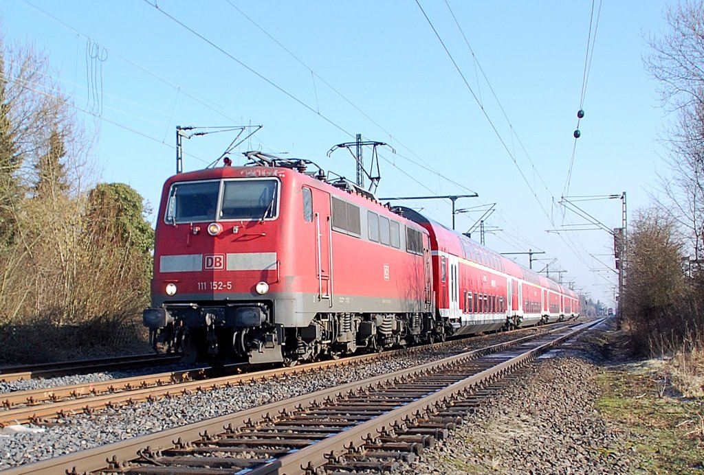 111 152-5 in Kleinenbroich mit einer RE4 am Samstag den 29.1.2011