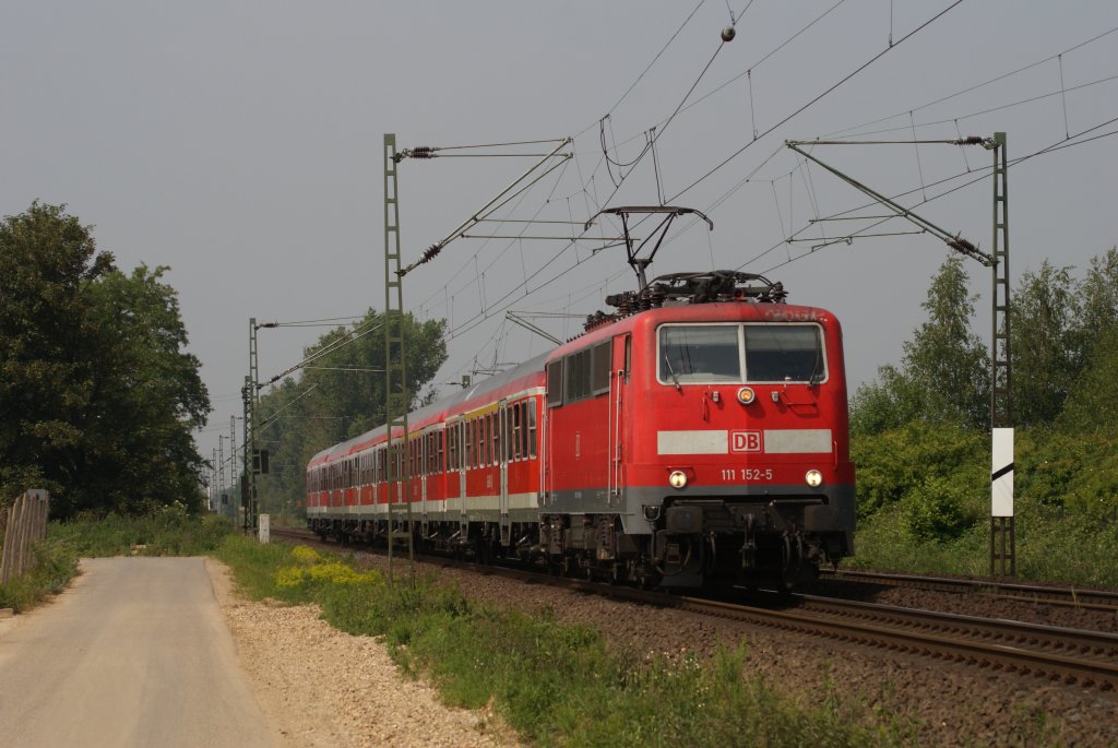 111 152-5 mit dem RE 7 nach K�ln in Meerbusch-Osterrath am 21.05.2011