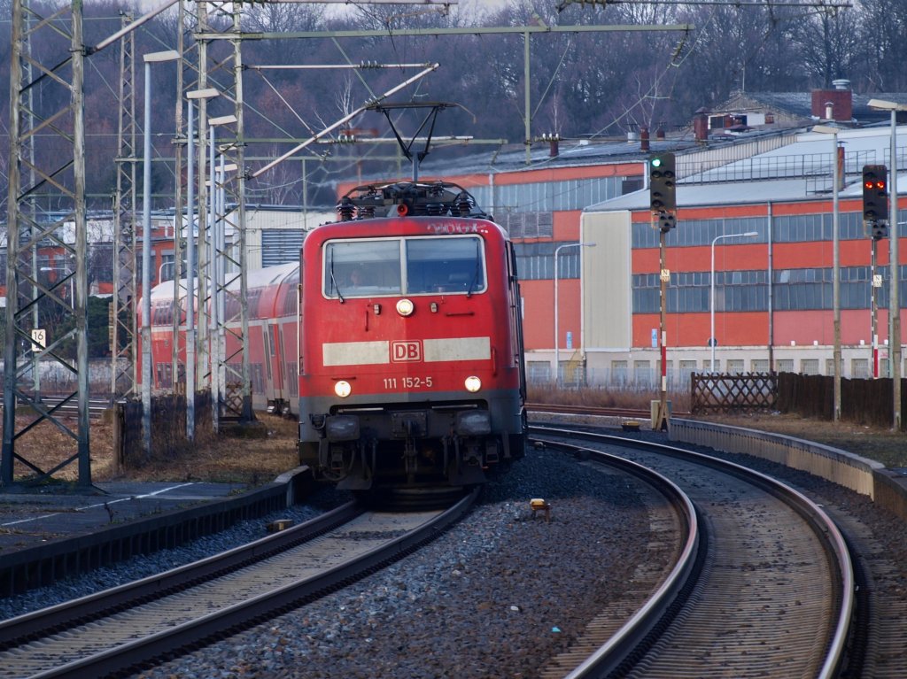 111 152-5 zieht den RE4 am 19.01.2011 in den Bahnhof Herzogenrath.