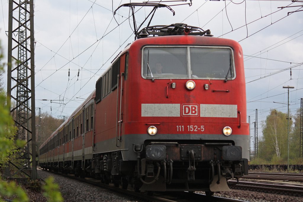 111 152 mit einem umgeleiteten RB 35 Verstrker bei der Durchfahrt durch Duisburg-Bissingheim.