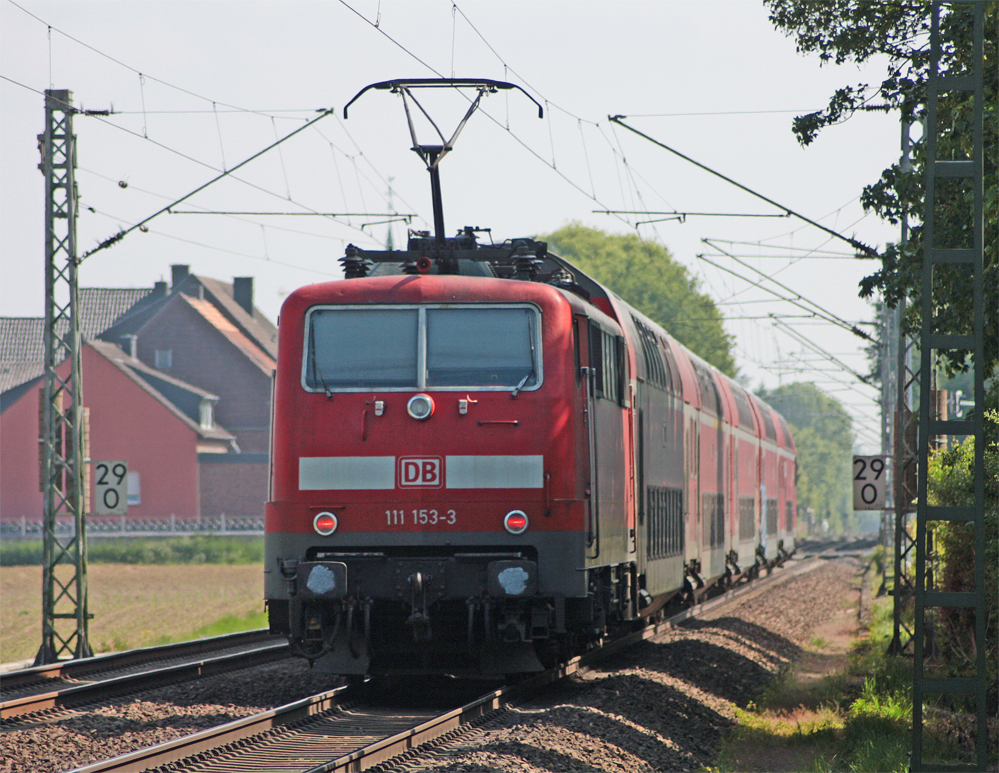 111 153-3 schiebt den RE10417 aus Aachen nach Dortmund, hier am Km 29.0 bei Geilenkirchen, 22.5.10