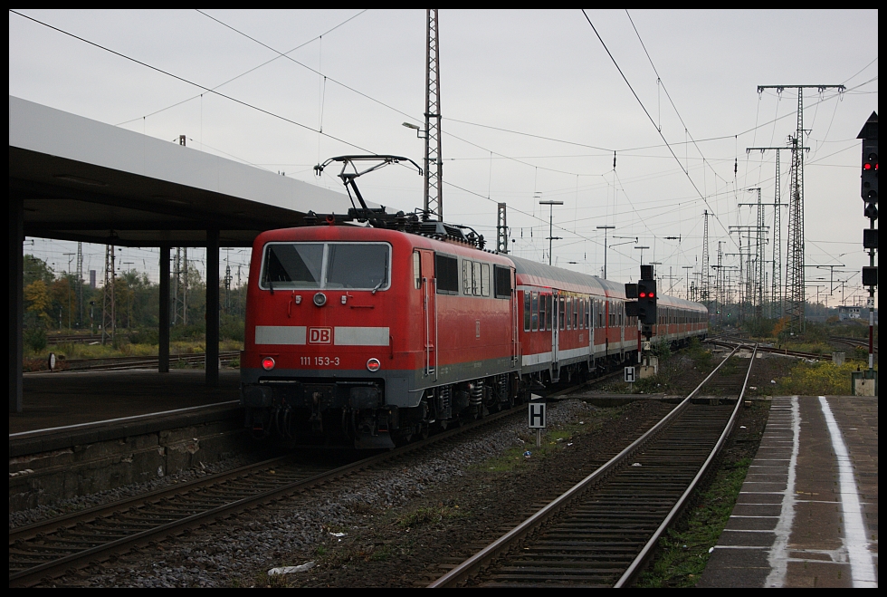 111 153 f�hrt mit der RB35 aus Duisburg Hbf aus