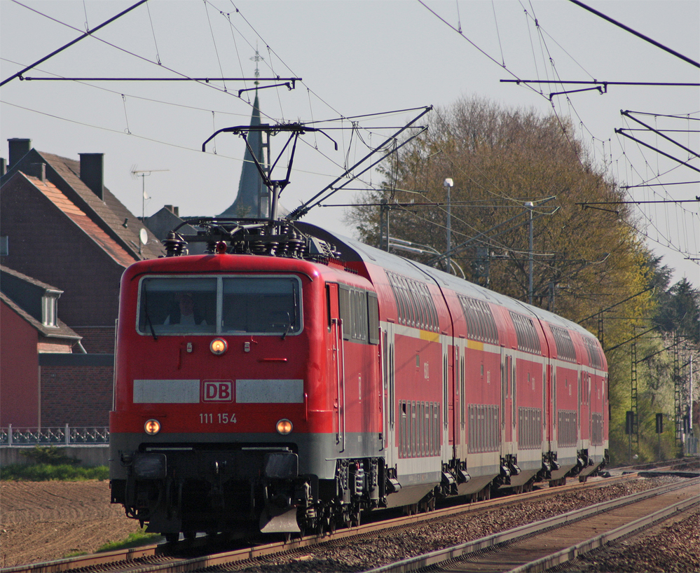 111 154 mit dem RE10410 nach Aachen am Km 29.0 kurz vor Geilenkirchen, 18.4.10