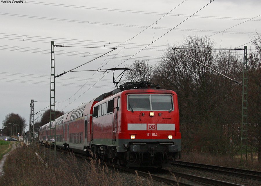 111 154 mit dem RE10414 nach Aachen an der ehem. Geilenkirchener Anrufschranke 6.12.09