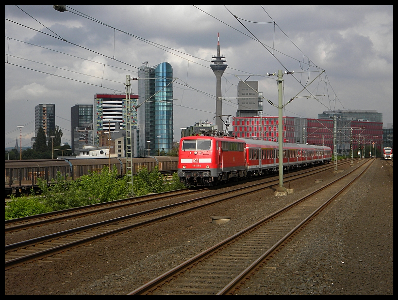 111 154 mit dem RE4 bei der Durchfahrt durch D�sseldorf Hamm