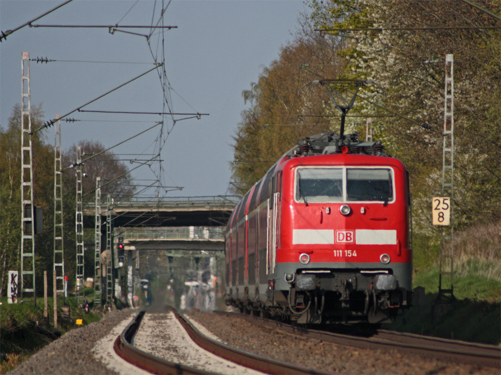 111 154 schiebt den RE10431 nach Dortmund, hier am Km 25.8 kurz vor Geilenkirchen 18.4.10