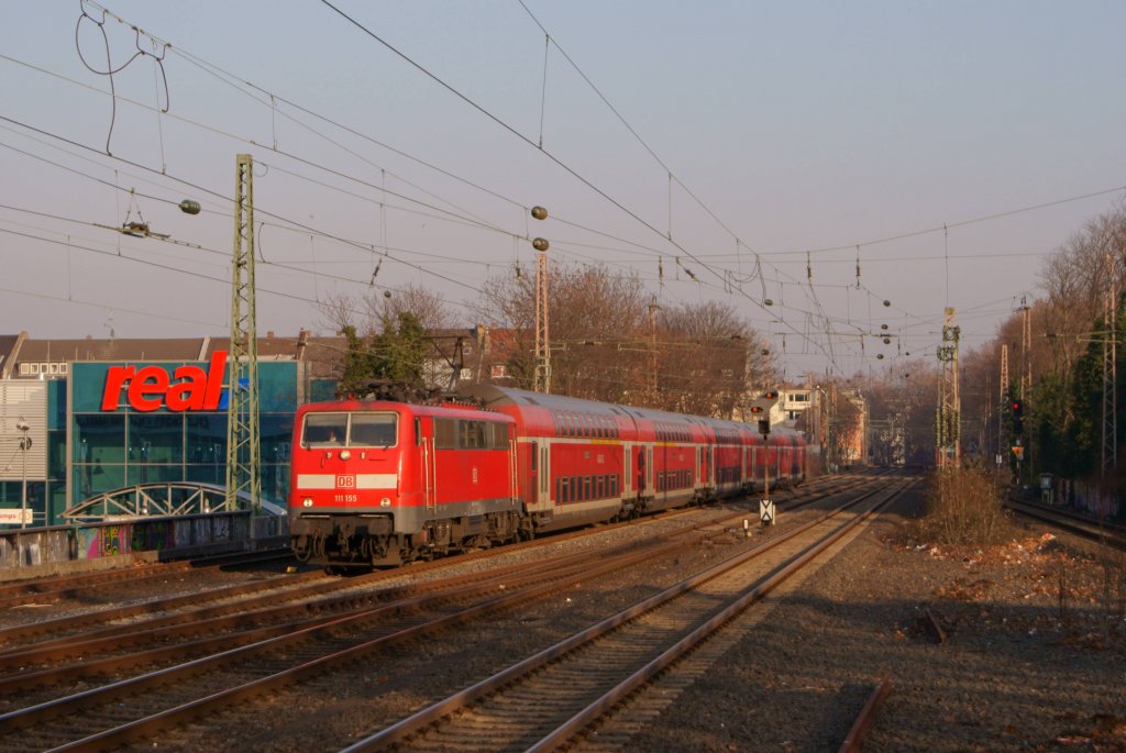 111 155 mit dem RE 4 nach Aachen Hbf bei der Durchfahrt durch Dsseldorf-Bilk am 31.01.2012