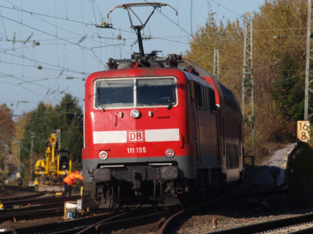 111 155 schiebt den RE 4 aus Herzogenrath durch eine Weichenbaustelle raus richtung Mnchengladbach. 