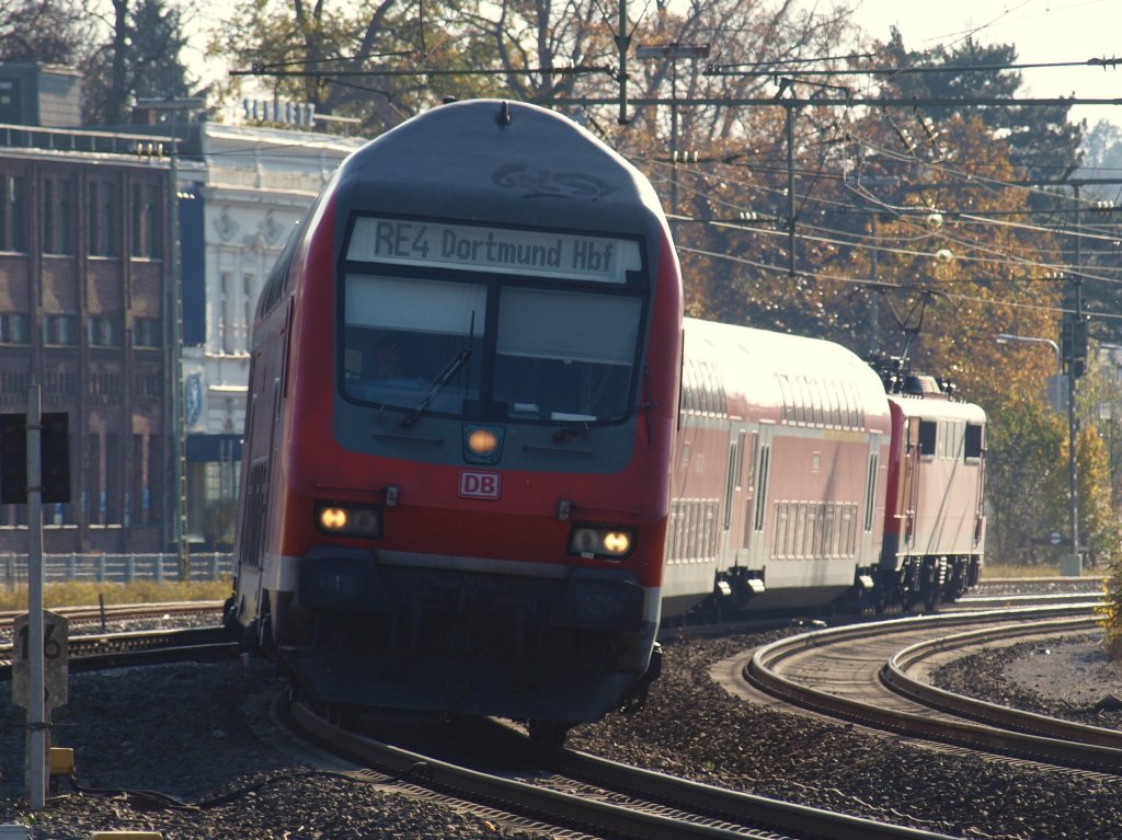 111 155 schiebt RE4 nach Dortmund aus den Bahnhof Herzogenrath in die erste Kurve.