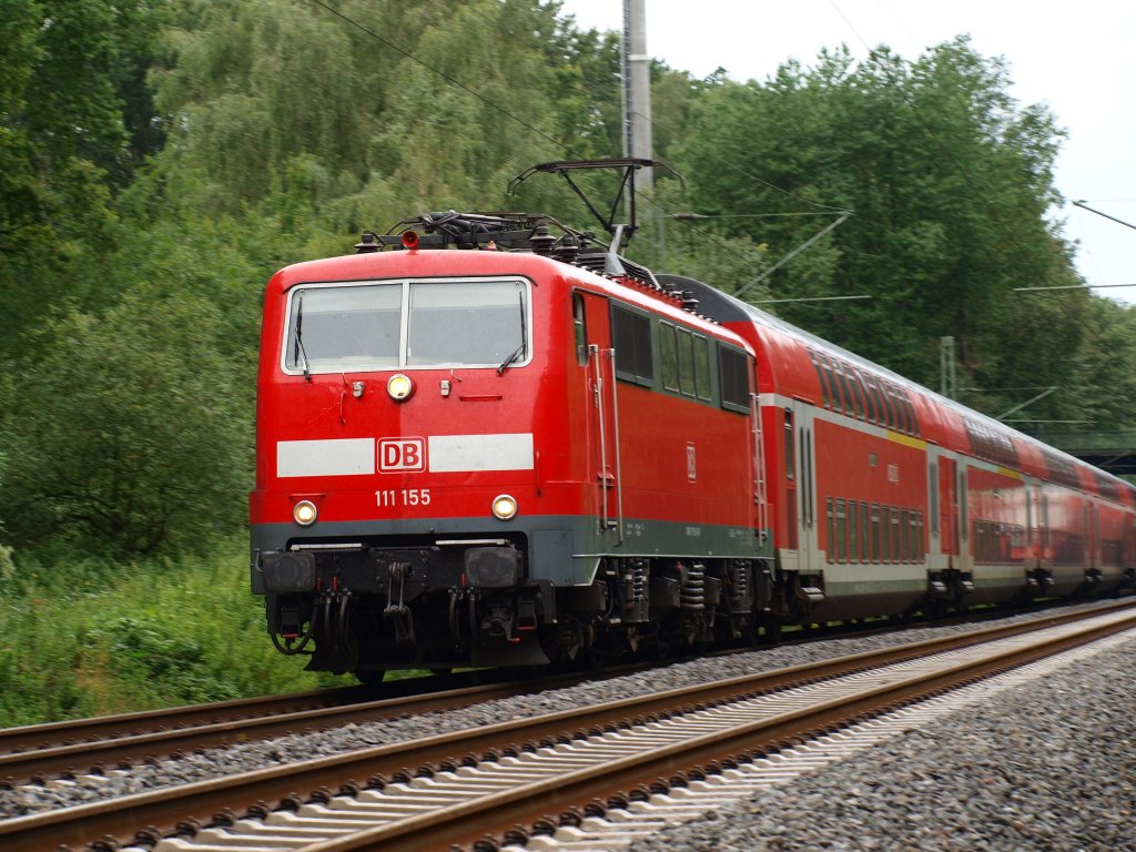 111 155 zieht den RE1 am 26.08.2010 auf der langen geraden hinter Eilendorf nach Stolberg.