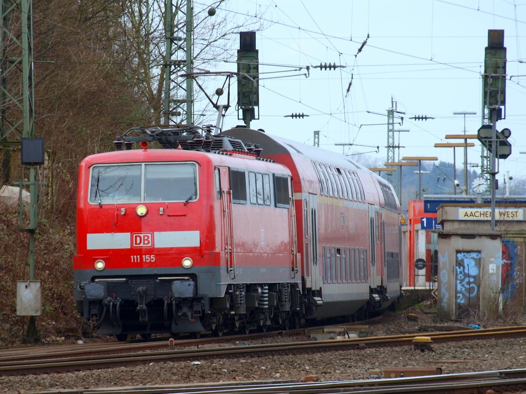 111 155 zieht den RE4 am 25.03.2010 aus Aachen West.