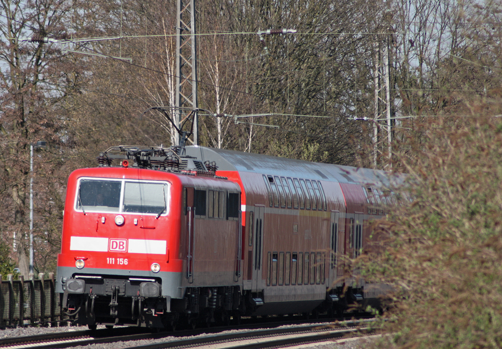 111 156 mit dem RE10422 aus Dortmund nach Aachen bei der Einfahrt in Erkelenz 6.4.10