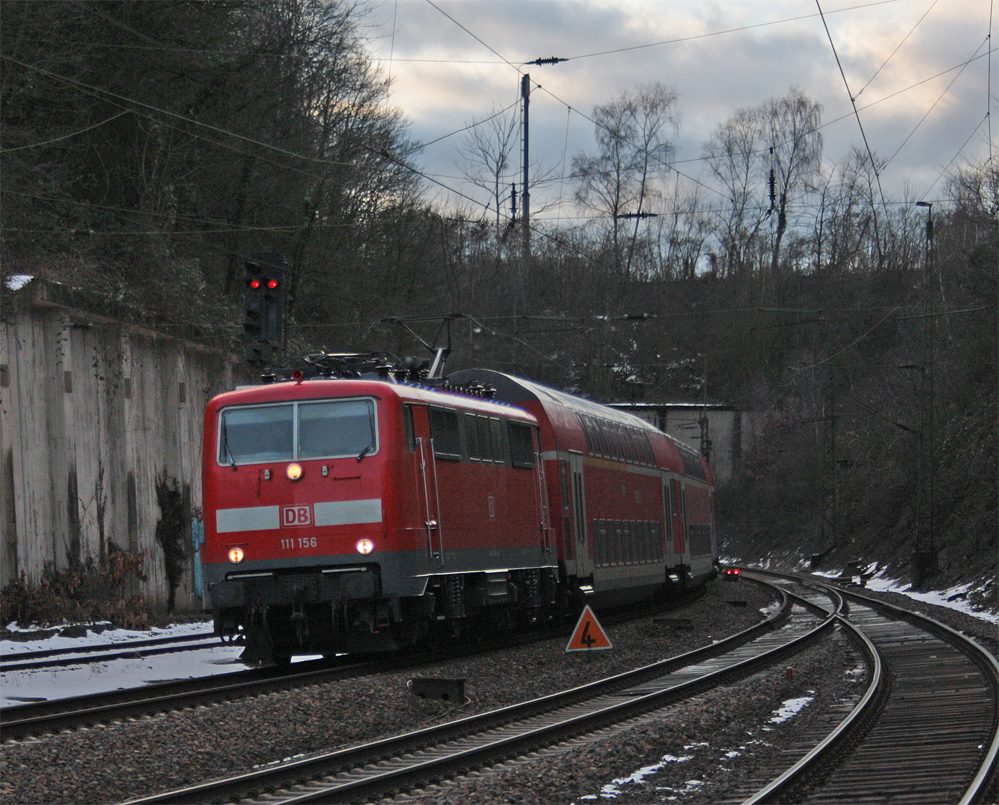 111 156 mit dem RE9 nach Siegen/Gieen bei der Einfahrt in Eschweiler Hbf, ab Fahrplanwechsel Dez. 2010 fhrt hier die DB Regio Rheinland mit Talent 2 und Loks der BR120 + Dosto, 21.2.10