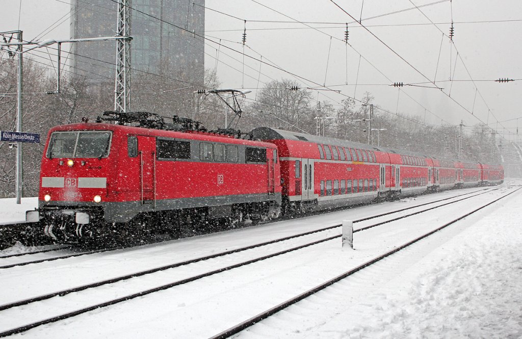 111 157-4 am RE7 im verschneiten Kln Messe/Deutz am 07.12.2012