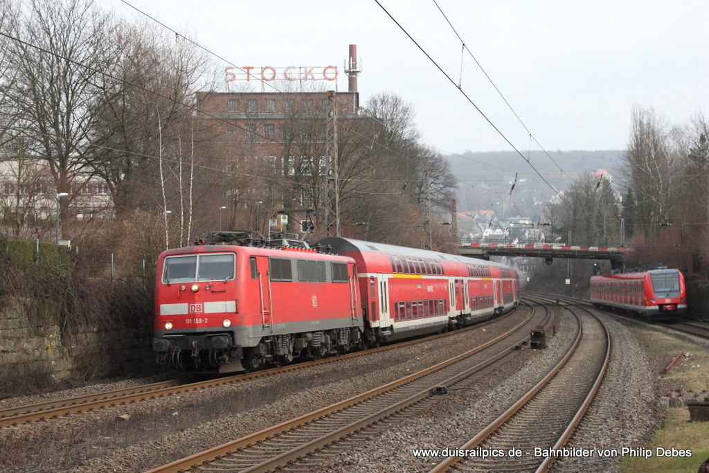 111 158-2 (DB) fhrt am 4. Mrz 2012 um 13:03 Uhr mit dem RE4 in Richtung Aachen Hbf durch Wuppertal Sonnborn