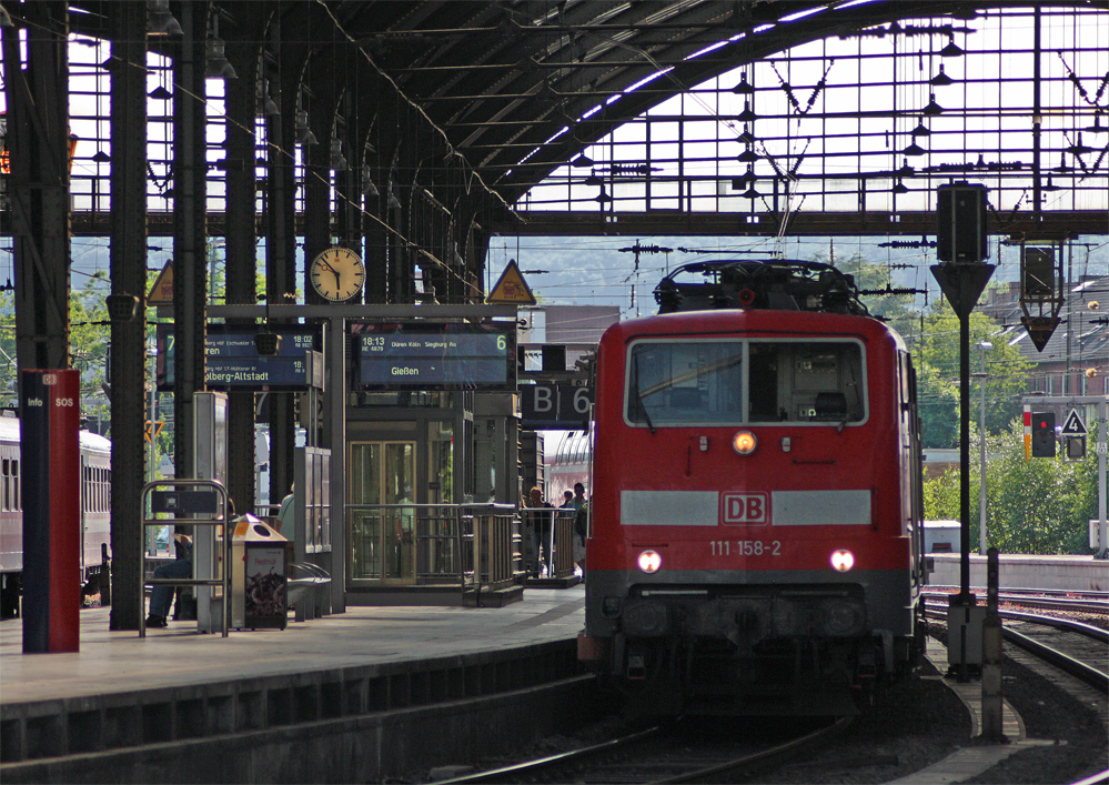 111 158-2 steht mit der RE9 (4879) nach Gieen im Aachener Hbf, 11.6.10