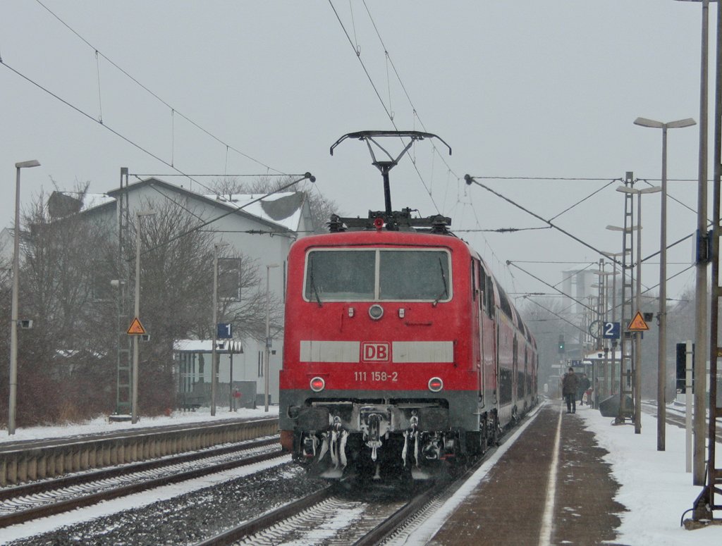 111 158 aus Aachen mit dem RE10421 nach Dortmund gerade in Geilenkirchen einfahren 12.2.10