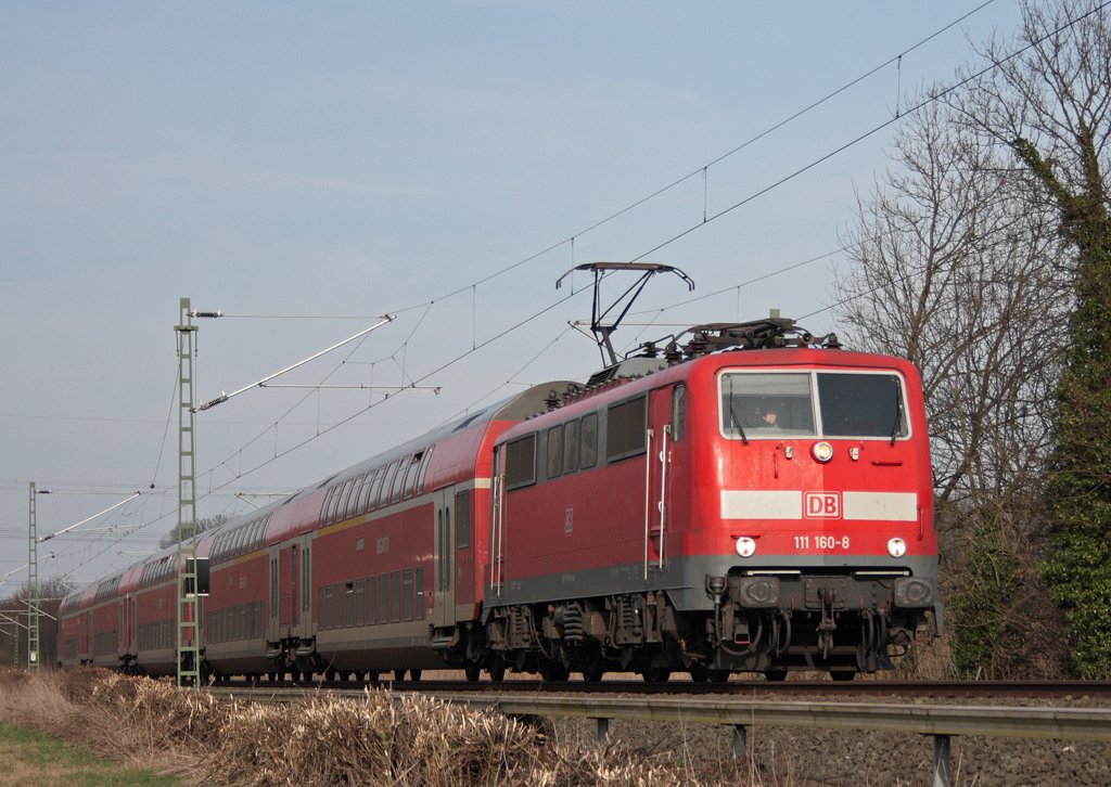 111 160-8 mit dem RE10422 nach Aachen an Km 28.4 der KBS485 24.3.10 - Gru� zur�ck an den Tf