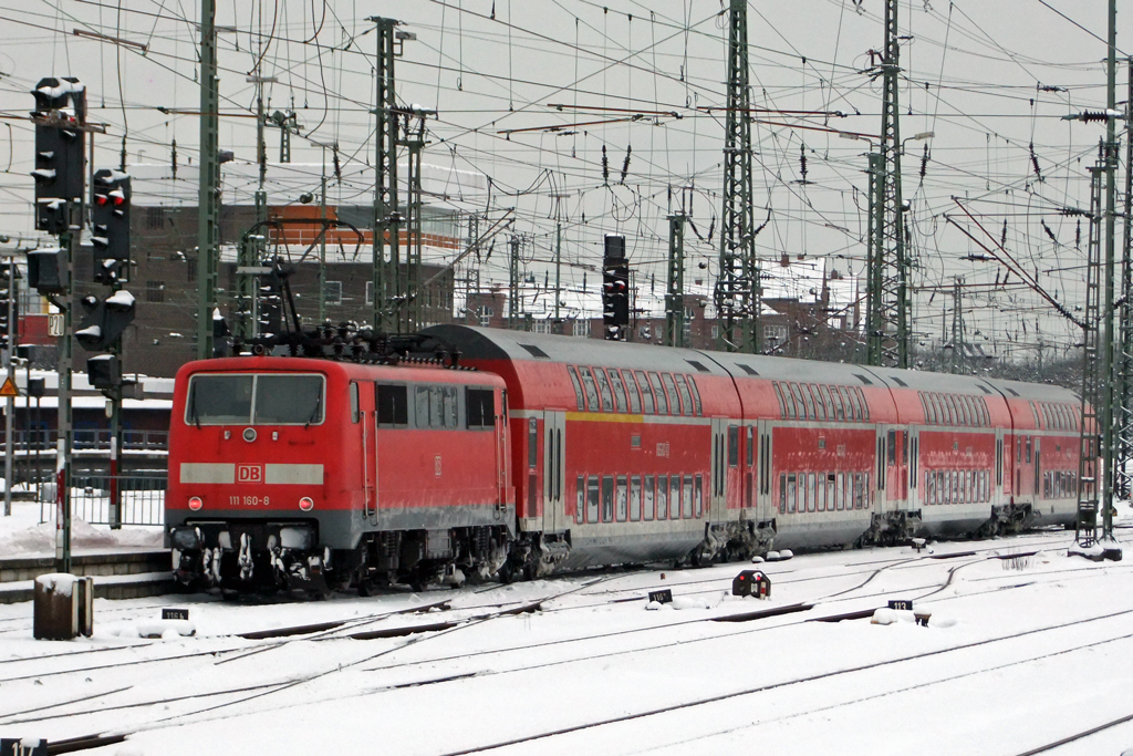 111 160-8 mit RE bei der Ausfahrt in Dortmund 19.12.2010