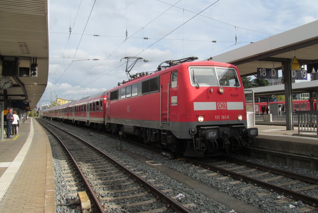 111 161-6 steht am 14. Oktober 2012 mit einem RE nach Stuttgart Hbf im N�rnberger Hbf.