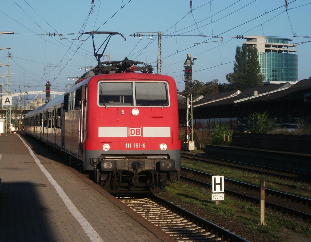 111 161 kommt mit einem RE aus Stuttgart am 20.August 2011 in Wrzburg an. Einen netten gru an den Tf.
