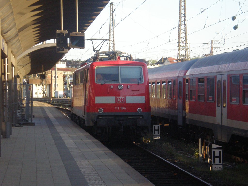 111 164 ragiert hinter den IRE 4212 von Lindau nach Stuttgart im Ulmer HBF am 24.05.2010