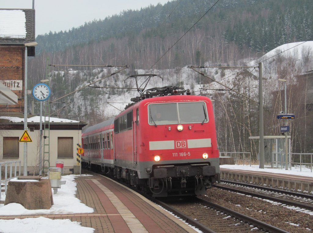 111 166-5 erreicht am 15. Februar 2013 mit einer Regionalbahn von Saalfeld nach Bamberg den Haltepunkt Unterloquitz.