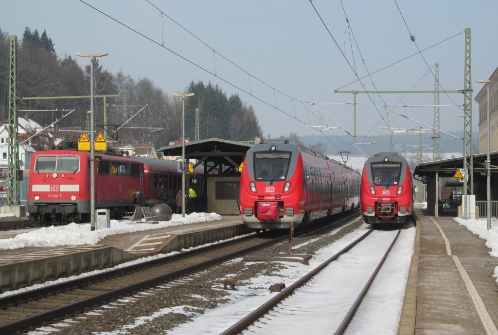 111 166-5 mit einer RB nach Bamberg, 442 307 als RE nach Jena und 442 269 als RB nach Saalfeld (Saale) begegnen sich am 15. Februar 2013 in Kronach.