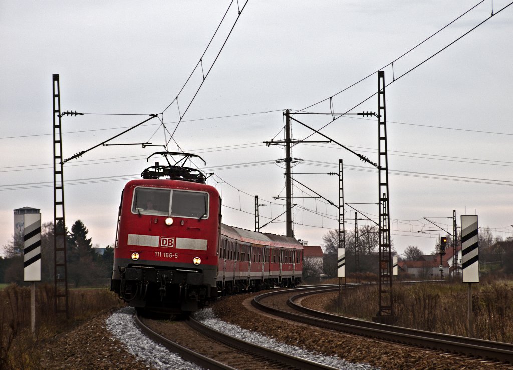 111 166 mit RB nach Regensburg Hbf am 21.11.10 kurz nach Plattling.