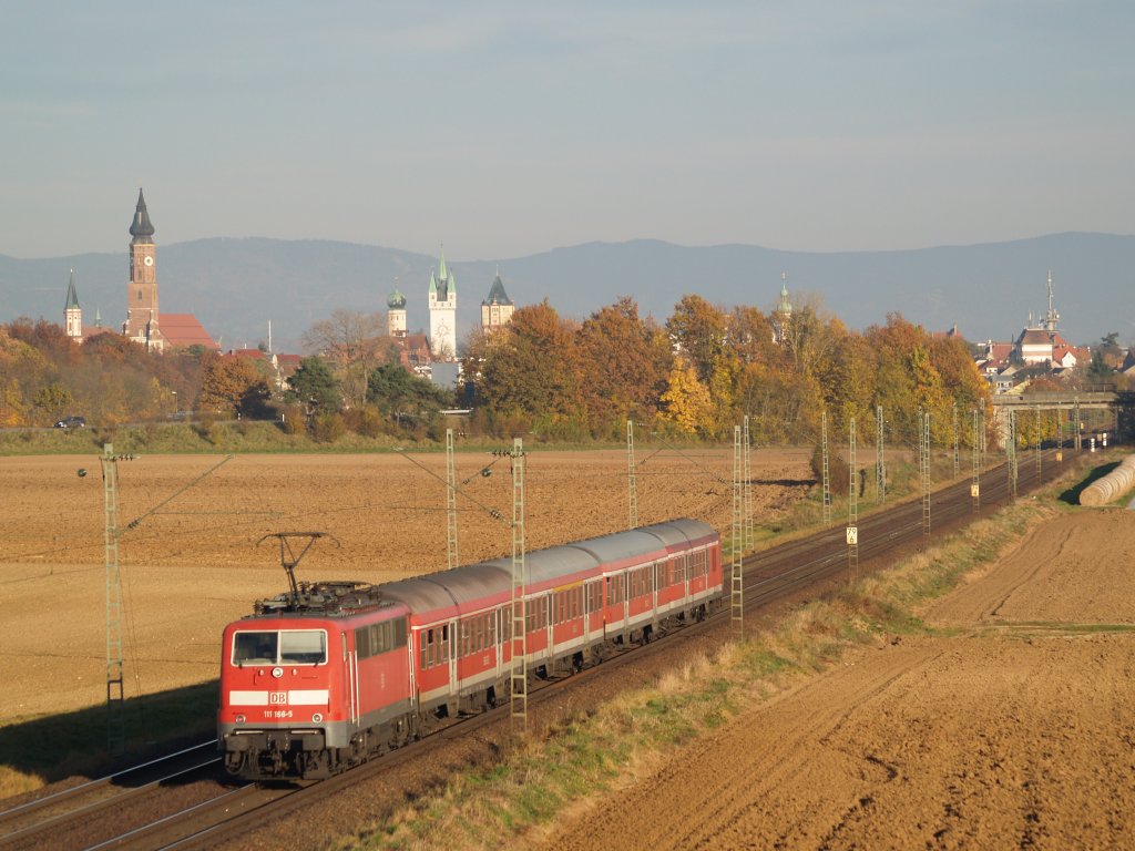 111 166 schiebt am 31.10.2010 ihre RB in der Nhe von Straubing