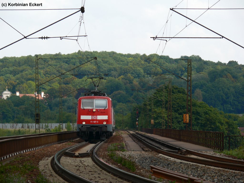 111 167-3 mit der RB 32122 von Plattling nach Neumarkt (Oberpf) beim berqueren der Donaubrcke zwischen Regensburg und Etterzhausen, 11.08.2010