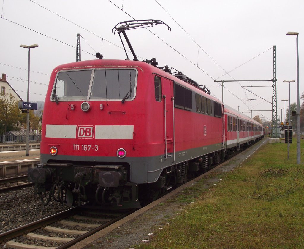 111 167-3 steht am 1. November 2011 mit einer RB von Kronach nach Bamberg auf Gleis 4 im Bahnhof Kronach.