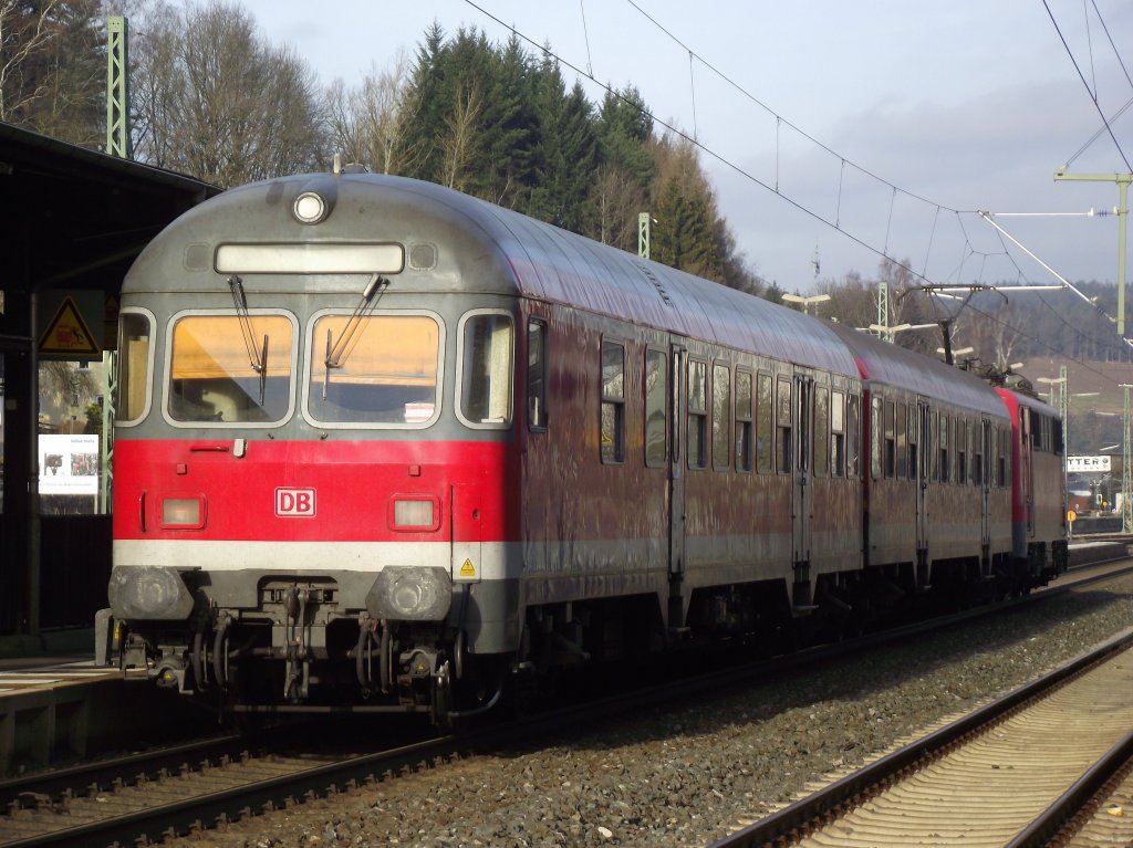 111 167-3 steht am 11. Dezember 2011 mit zwei n-Wagen als RB nach Saalfeld auf Gleis 2 im Bahnhof Kronach.