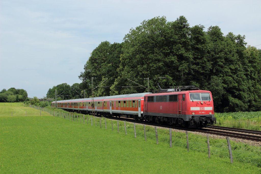 111 168-1 mit einer Regionalbahn in Grokarolinenfeld am 19.07.2012