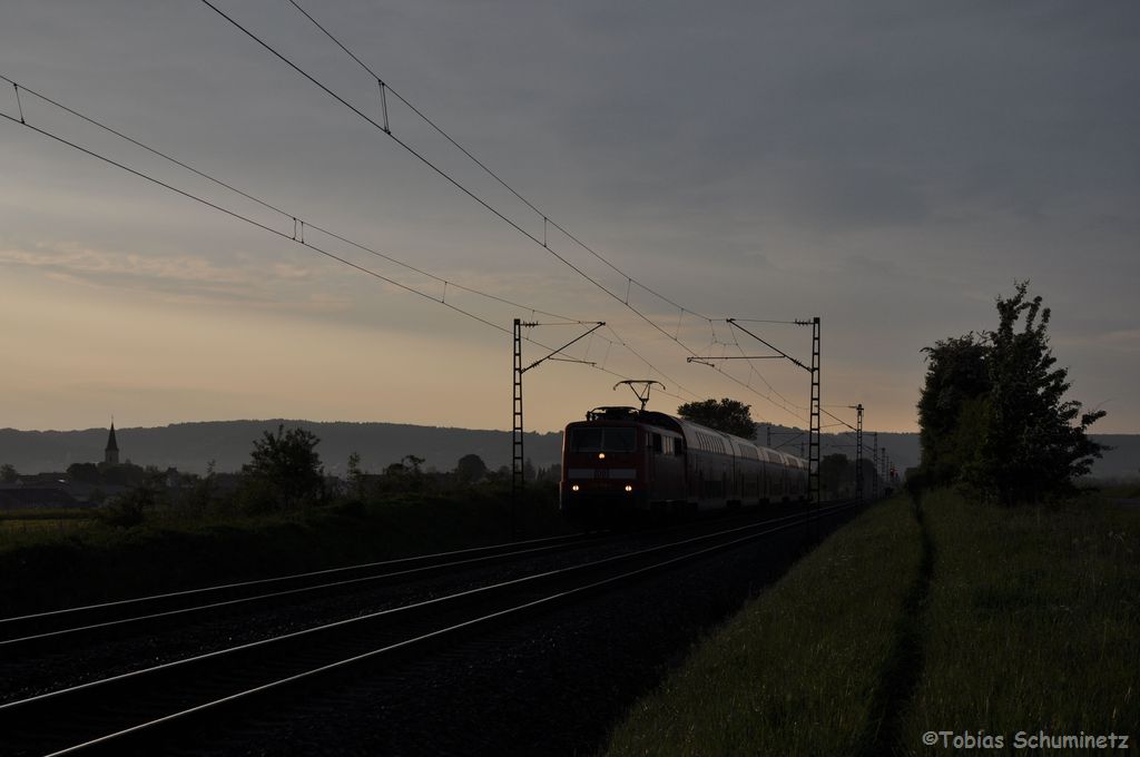 111 168 mit Regionalexpress am fr�hen Morgen des 19.05.2012 bei P�lling