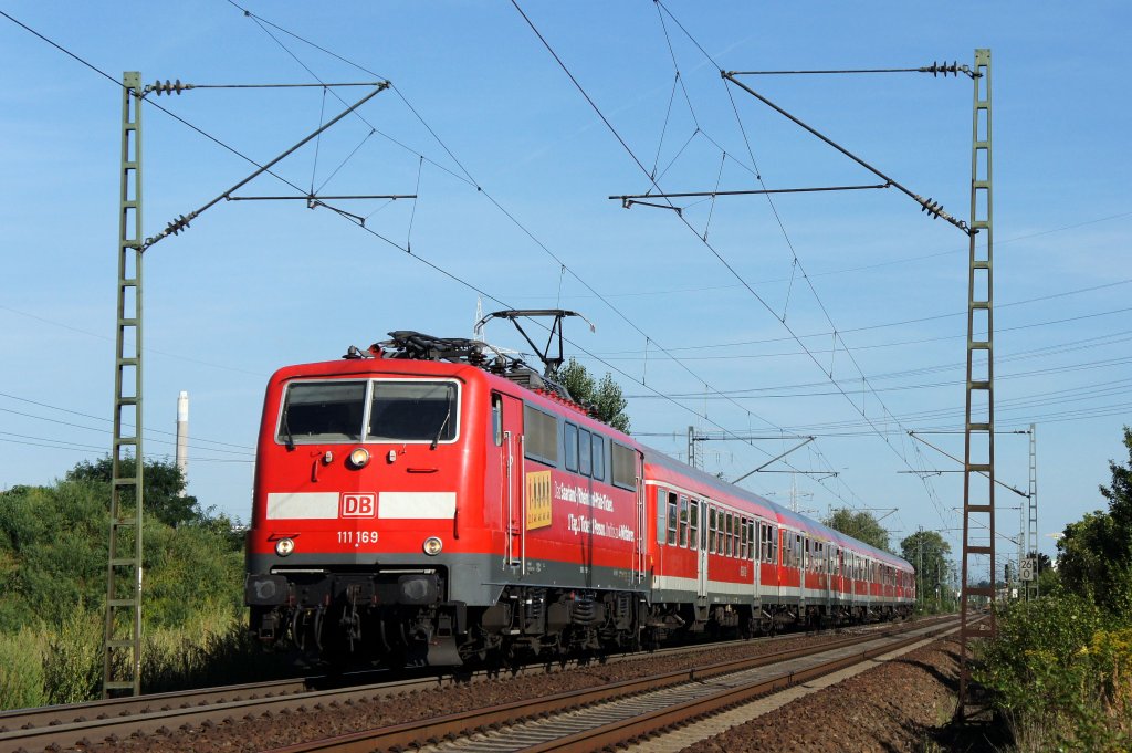 111 169 (...mit Werbung fr das Saarland-/Rheinland-Pfalz-Ticket) mit dem RE 12990 von Frankfurt (Main) Hbf nach Koblenz Hbf, aufgenommen im September 2012 bei Mainz. 