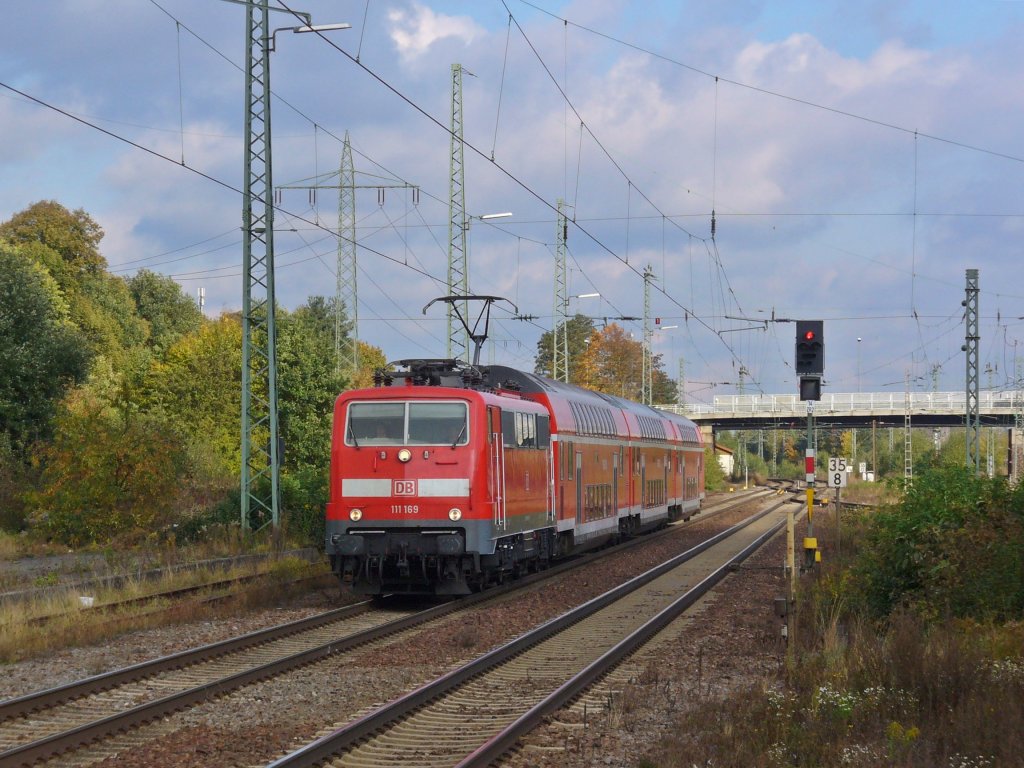 111 169 zieht den RE 7 Mannheim - Trier am 20.10.2011 durch Einsiedlerhof