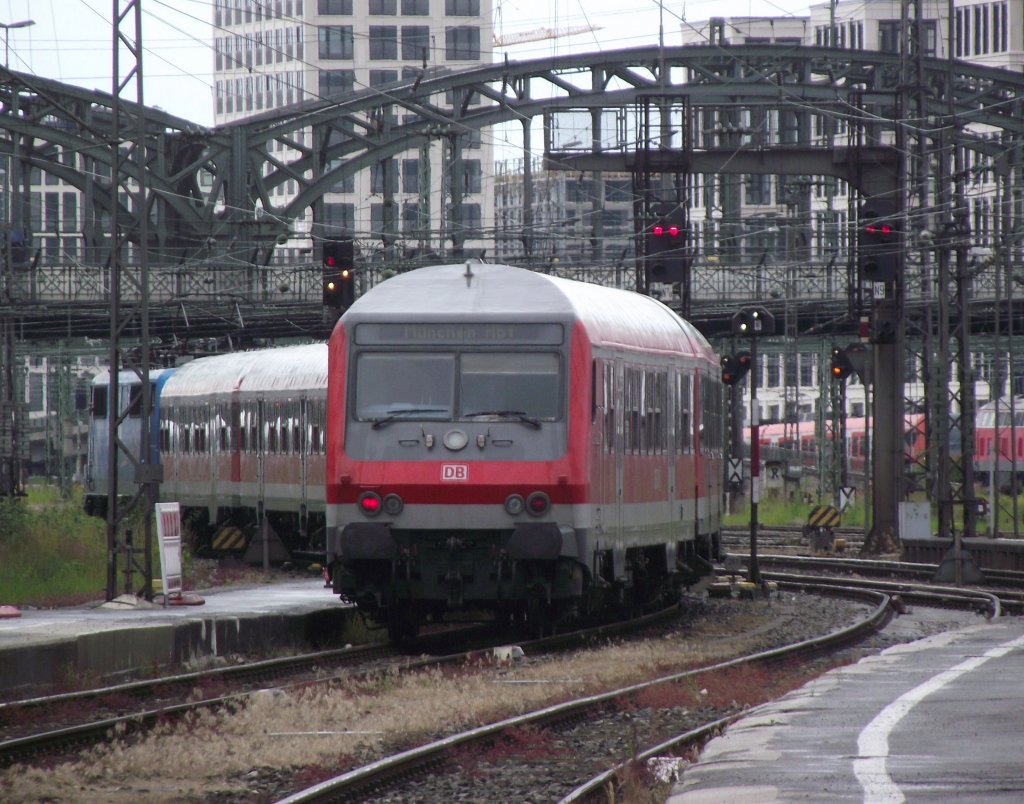 111 17-0  Maxl  zieht am 24. Juni 2011 eine Leergarnitur aus dem Mnchener Hbf heraus.