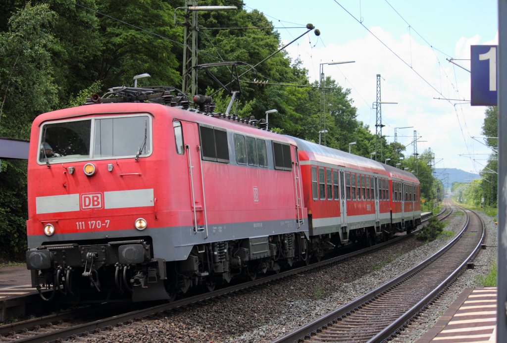 111 170-7 DB bei einem Stopp am Haltepunkt Michelau am 09.06.2012.